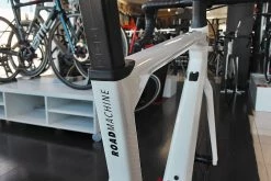 BMC Roadmachine One Ultegra Di2 Disc 12v Vélo De Route 2022 -Route Sales 2023 bmc roadmachine one ultegra di2 disc 12v velo de route 2022 2