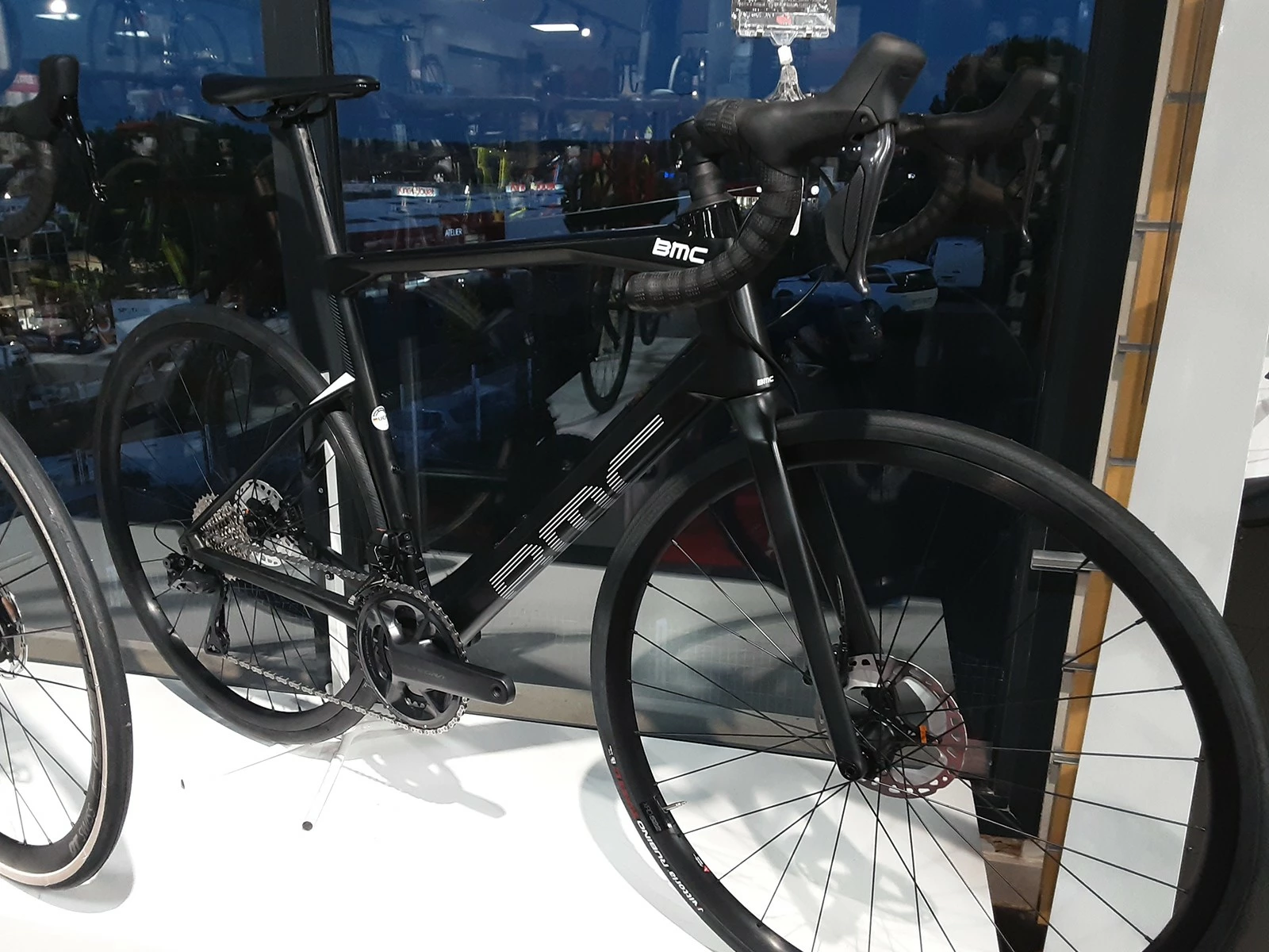 BMC Roadmachine Three Ultegra Di2 Disc 12v Vélo De Route 2022 4 BMC Roadmachine Three Ultegra Di2 Disc 12v Vélo De Route 2022 – Image 2