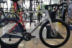 CANNONDALE SuperSix Evo Carbon Ultegra Di2 Mercury Silver / Rally Red 2022 -Route Sales 2023 cannondale supersix evo carbon ultegra di2 mercury silver rally red 2022 1