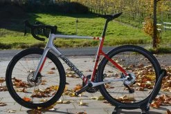 CANNONDALE SuperSix Evo Carbon Ultegra Di2 Mercury Silver / Rally Red 2022 -Route Sales 2023 cannondale supersix evo carbon ultegra di2 mercury silver rally red 2022 4