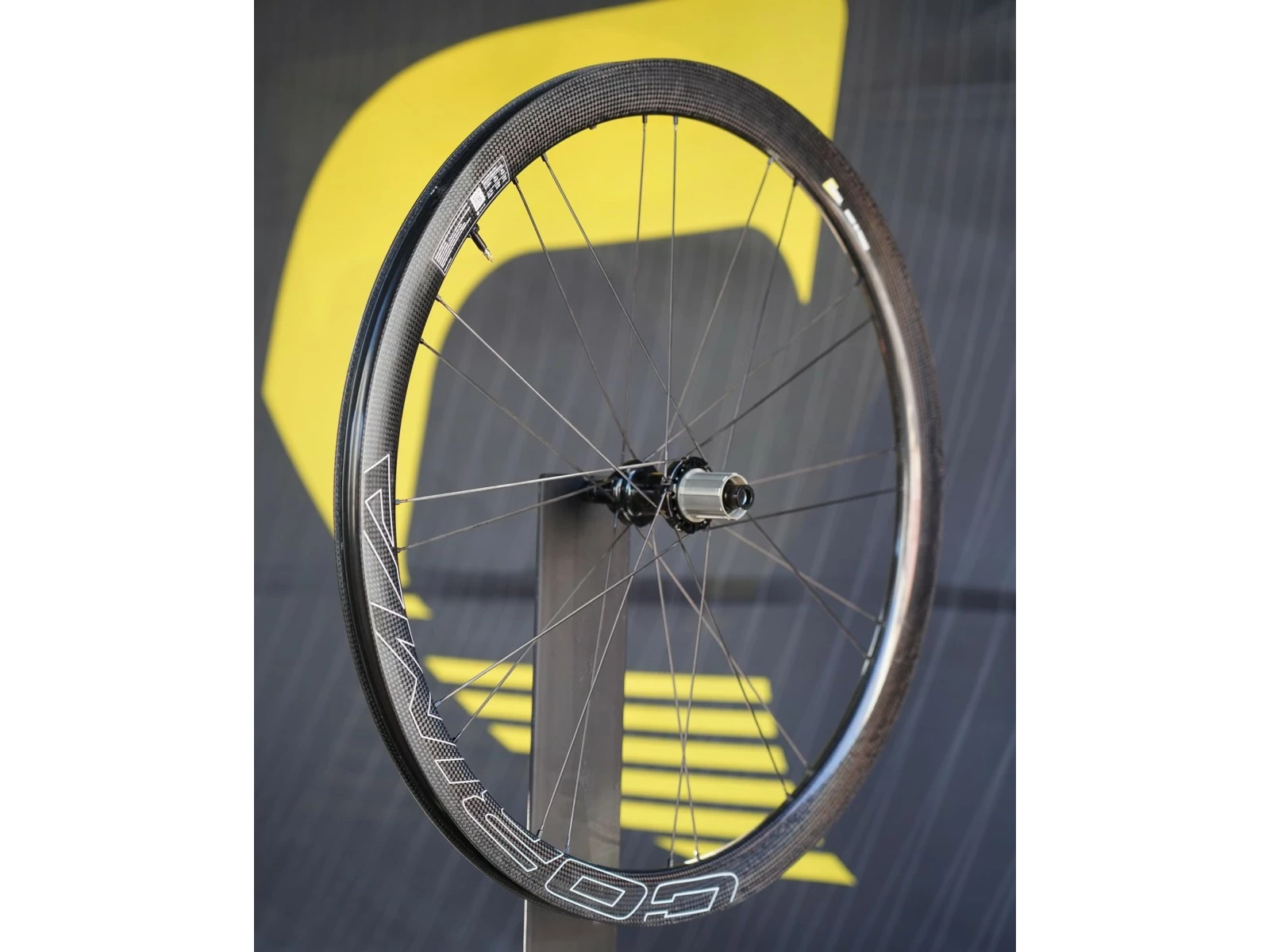 CORIMA Essentia 40 Roues Carbone 40mm Disques/tubeless Ready 2023 17 CORIMA Essentia 40 Roues Carbone 40mm Disques/tubeless Ready 2023 – Image 15