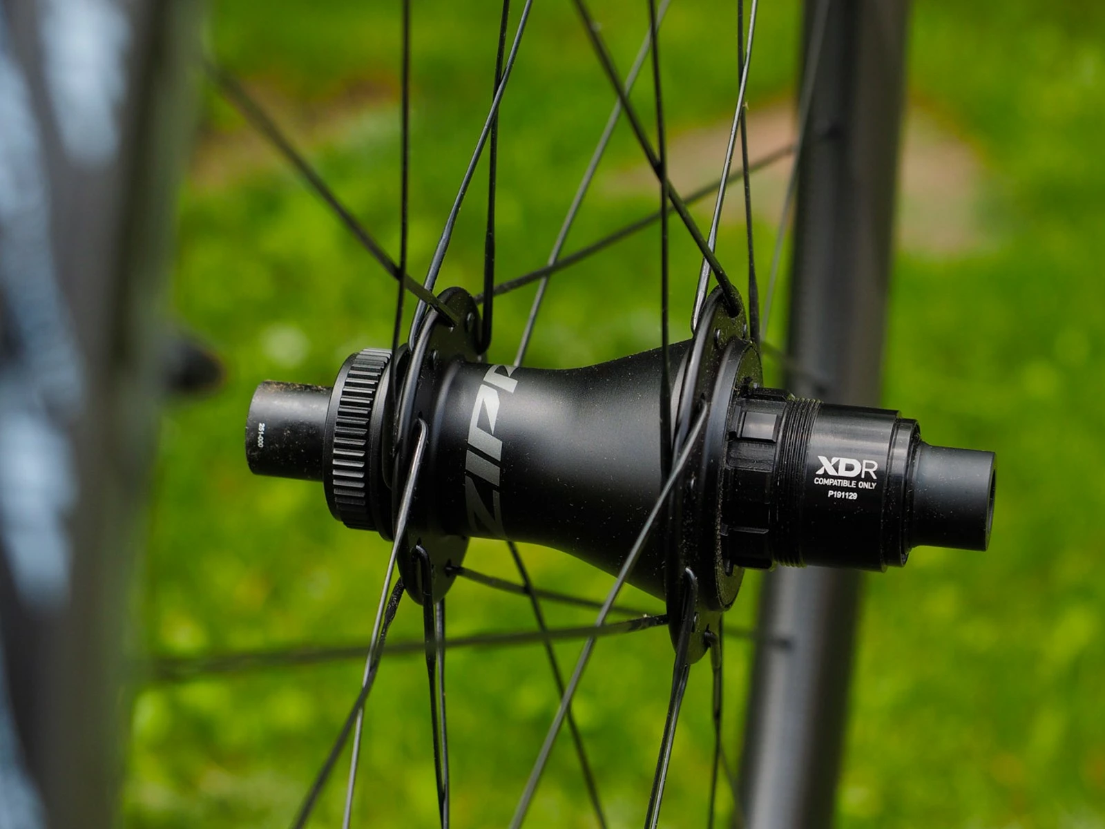 ZIPP 303 Firecrest Disc Roues Carbone 40mm Disque Pneu Tubeless 2023 13 ZIPP 303 Firecrest Disc Roues Carbone 40mm Disque Pneu Tubeless 2023 – Image 11