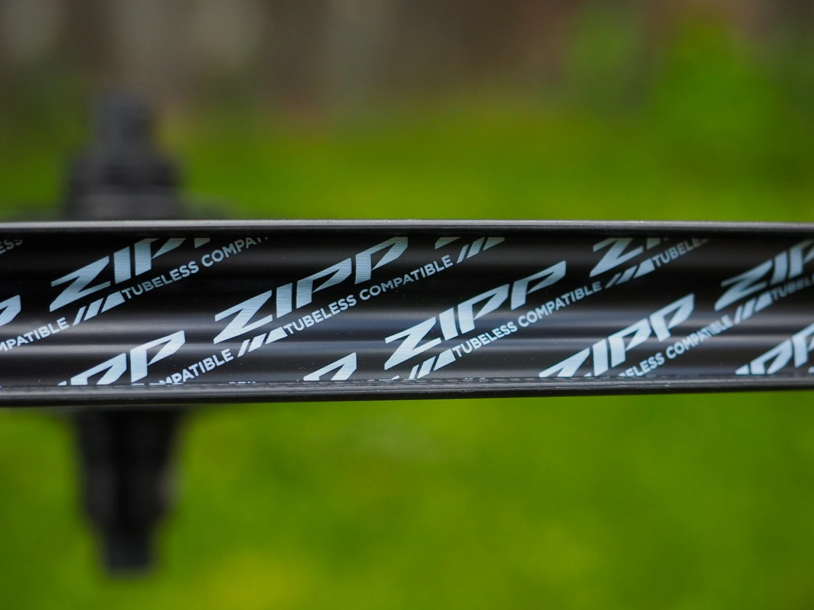 ZIPP 303 Firecrest Disc Roues Carbone 40mm Disque Pneu Tubeless 2023 12 ZIPP 303 Firecrest Disc Roues Carbone 40mm Disque Pneu Tubeless 2023 – Image 10